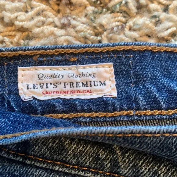 Levi’s 501 High Rise Rip Knee Straight Leg Crop